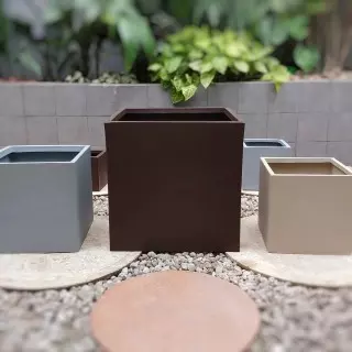 Maceta cúbica con rotomoldeado